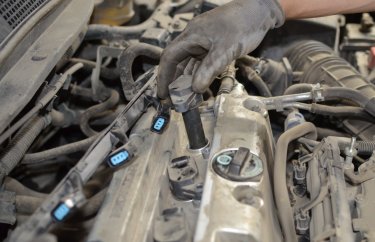 Вынимаем катушки зажигания Хонда Аккорд