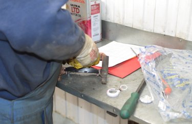 Чистка и смазка направляющих скобы Хонды СРВ