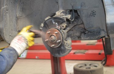 Обрабатываем медной смазкой ступицу, чтобы предотвратить прикипание тормозного диска Хонда СРВ