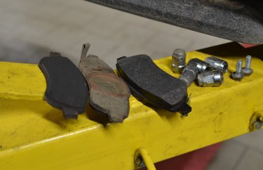 Сравниваем старые и новые тормозные колодки Хонда СРВ