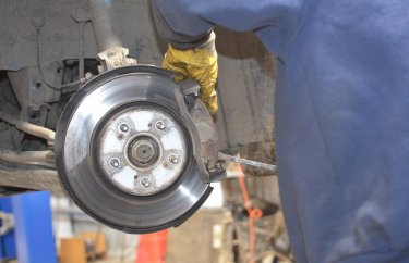 Вынимаем старые тормозные колодки Хонда СРВ