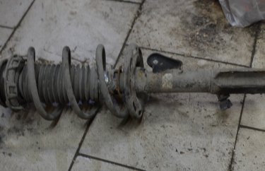 Замена опоры амортизатора